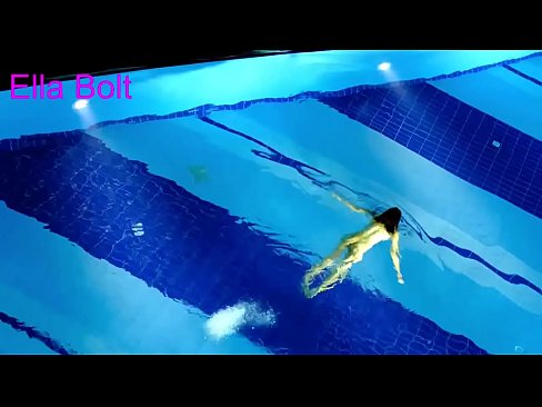 ❤️ నేను చూడటం ఆపలేను, ELLA BOLT రిసార్ట్ పూల్‌లో నగ్నంగా ఈత కొడుతూ దొరికిన యువ అందగత్తె ఫకింగ్ మా వద్ద ﹏